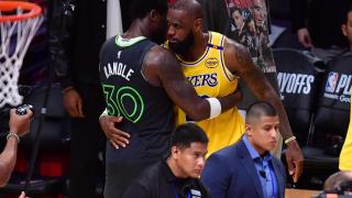 LeBron James se saluda con Julius Randle tras el partido