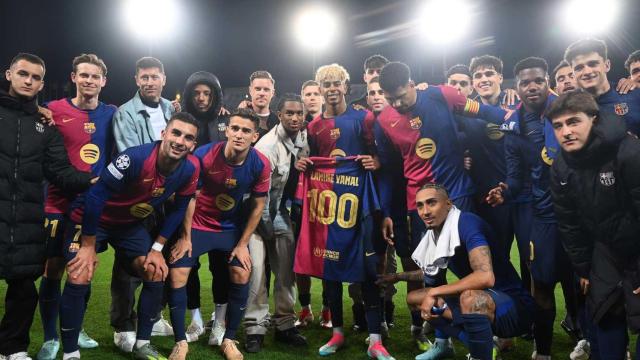 Lamine Yamal posó este miércoles con la camiseta conmemorativa de su partido 100 con el FC Barcelona