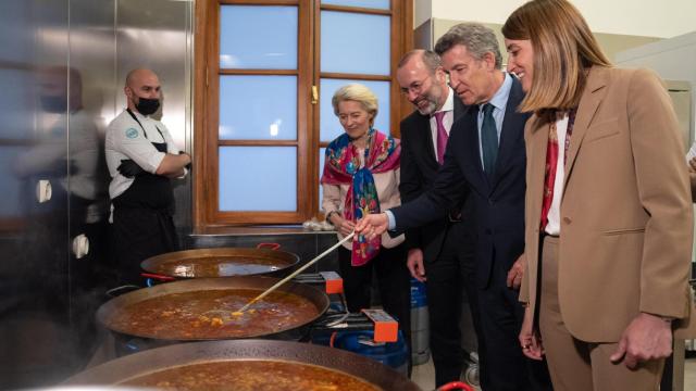 Feijóo durante la preparación de la cena de líderes europeos en Valencia junto a Ursula Von der Leyen,  Manfred Weber y Roberta Metsola.