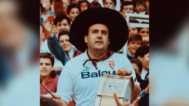 Manolo el del Bombo, con la camiseta del Real Zaragoza en La Romareda