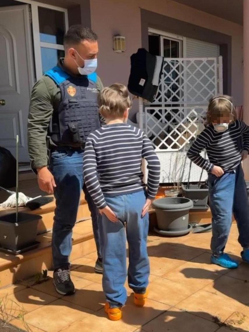 Un policía local de Oviedo, tras la liberación de los niños de la casa de los horrores que sus padres habían alquilado en Fitoria.