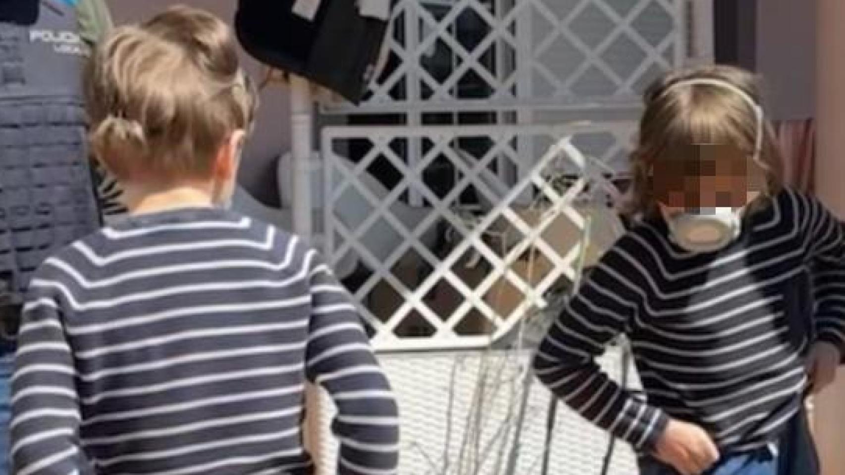 La nueva vida de los tres niños de  la casa de los horrores  de Oviedo:  Juegos, sol, piscina  y una próxima mudanza a EEUU