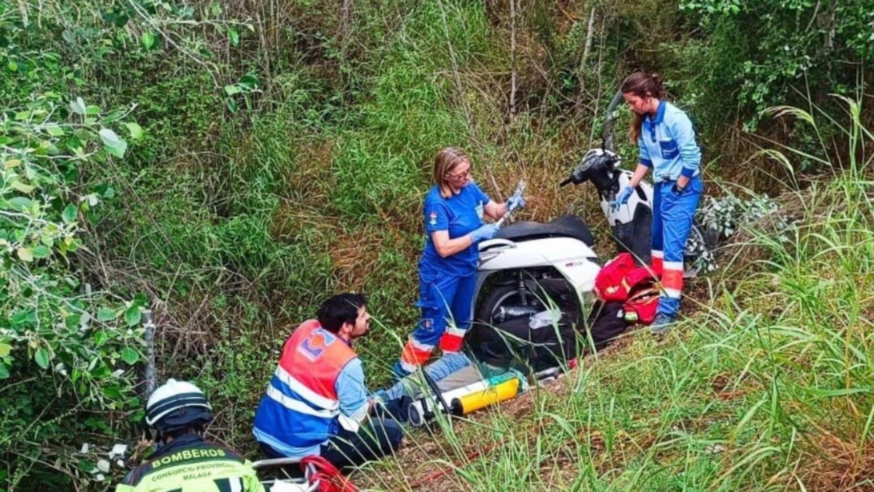 Un motorista herido tras caer por un desnivel de tres metros en la A-357 en Cártama