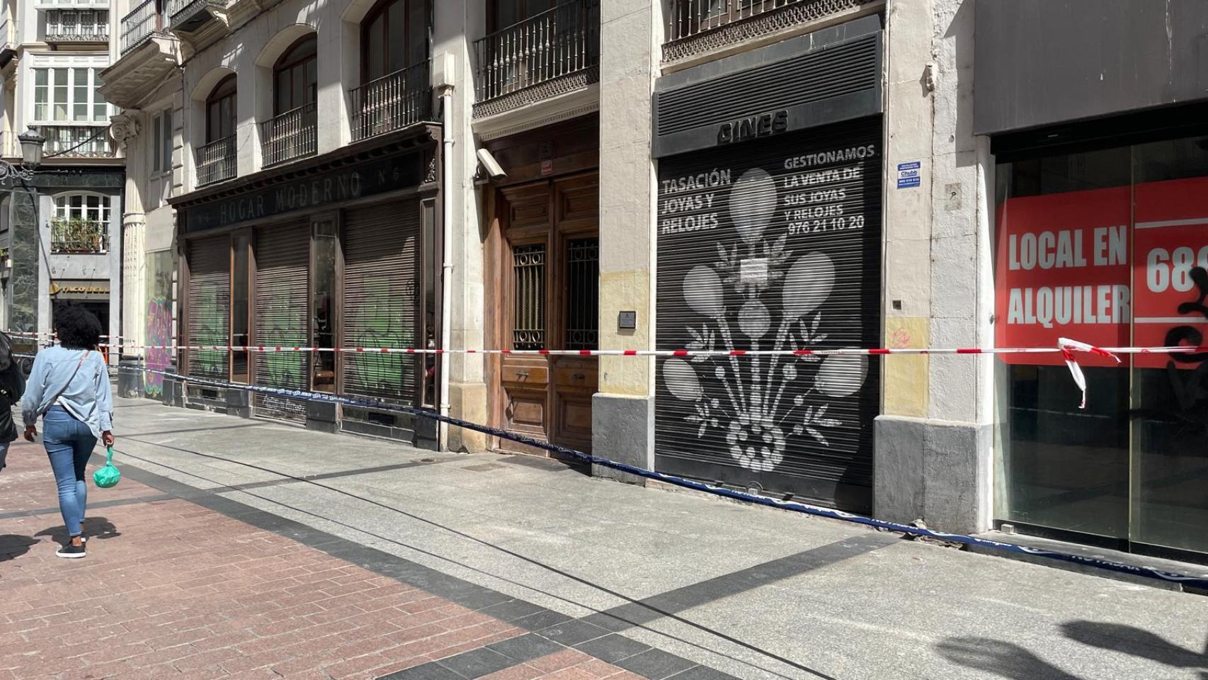 Susto en pleno centro de Zaragoza: cae parte de un balcón de un cuarto piso en una de las calles más transitadas