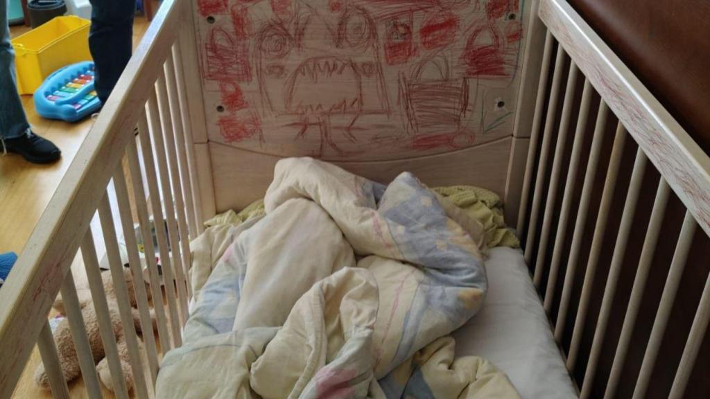 Una de las cunas para bebés donde dormían los gemelos, a pesar de tener 8 años.