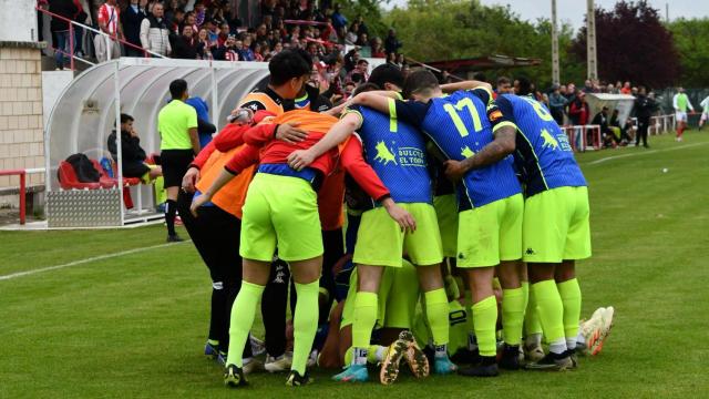Los jugadores del Tordesillas celebran el gol de Chatún ante el Briviesca