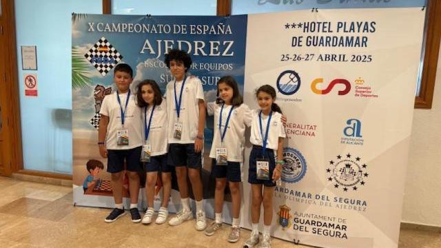 Un grupo de niños el Coruña British International School que ganaron en el campeonato de ajedrez.