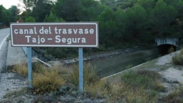 Señal de carretera anunciadora del trasvase Tajo-Segura.