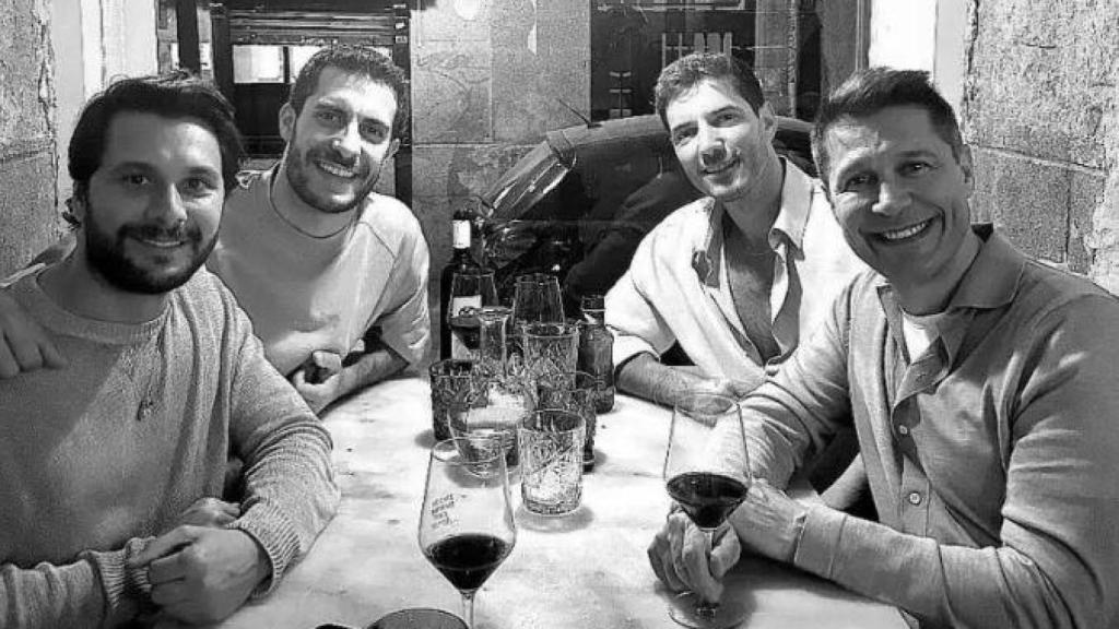 La pareja disfruta de la cena con amigos.