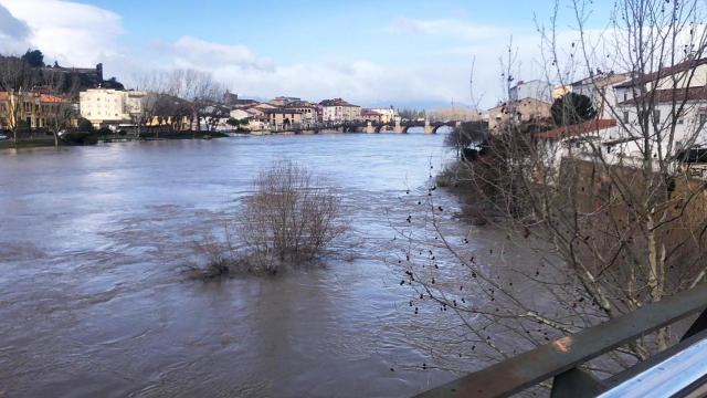 Crecida del río Ebro a su paso por Miranda de Ebro (Burgos) en una foto de 2024
