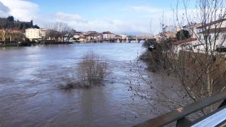 Crecida del río Ebro a su paso por Miranda de Ebro (Burgos) en una foto de 2024