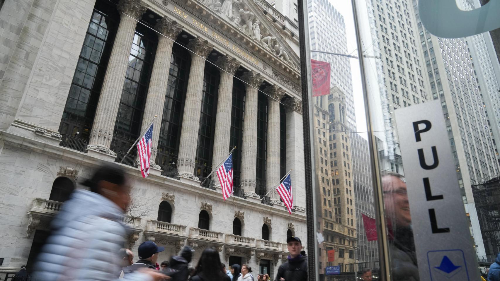 Wall Street amanece teñido de rojo: las fuertes caídas de Tesla y Amazon lastran al Nasdaq