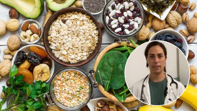 La doctora Amara Aladel junto con alimentos ricos en magnesio (Getty)