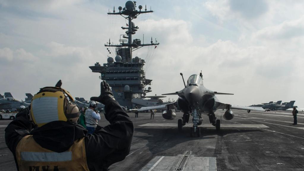 Rafale M francés en la cubierta de un portaviones estadounidense durante unas maniobras conjuntas