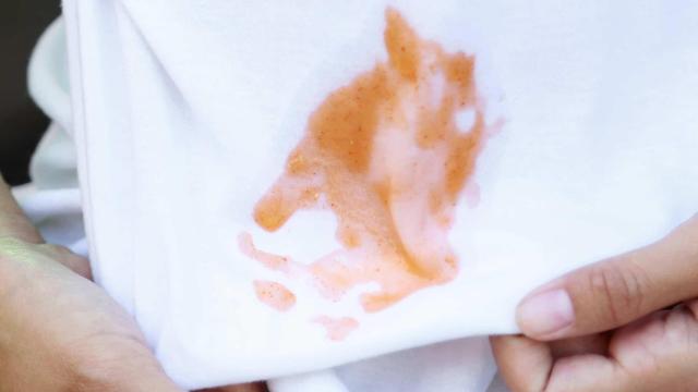 Una camiseta manchada de tomate.