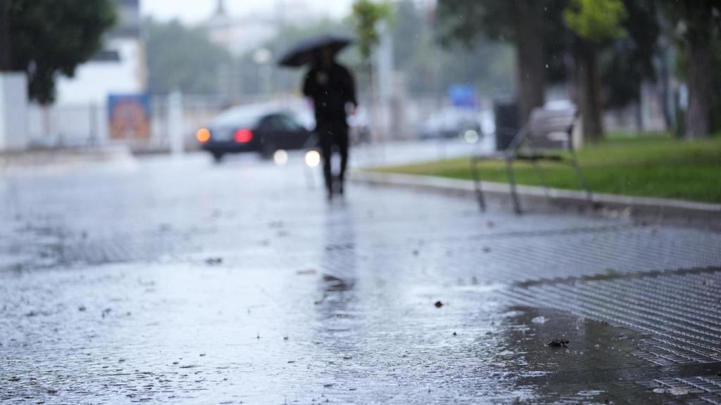 Imagen de un transeúnte paseando bajo la lluvia. Foto Europa Press