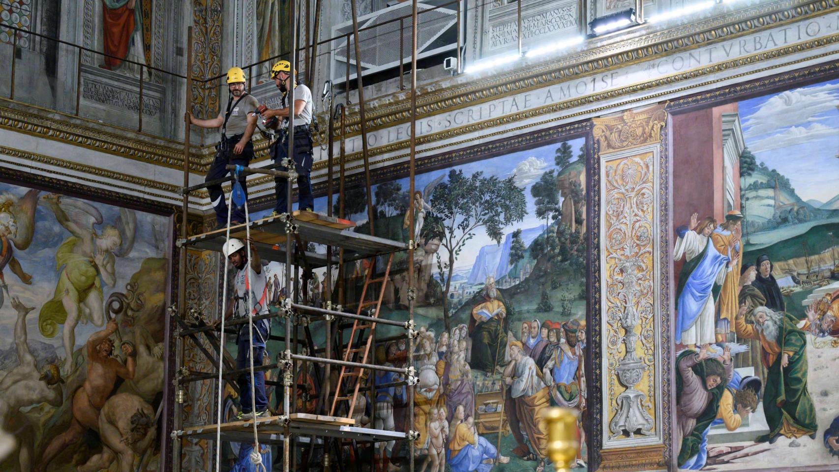 La Capilla Sixtina, lista para el cónclave: los operarios ya han montado las mesas y revisan la chimenea y las estufas
