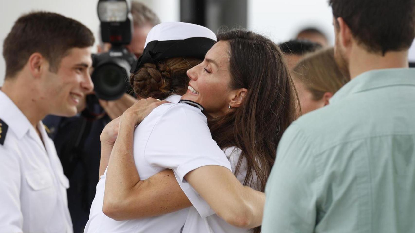 Emotivo reencuentro en Panamá: la reina Letizia y la princesa Leonor se abrazan tras cuatro meses separadas