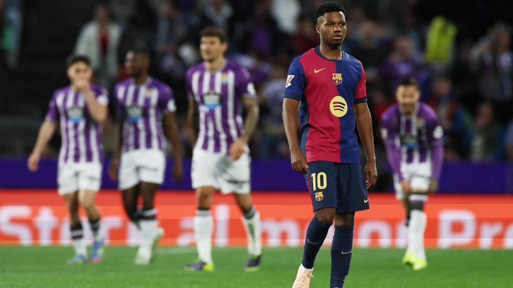 Ansu Fati, anonadado mientras los jugadores del Valladolid celebran el gol.