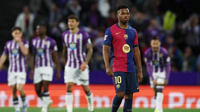 Ansu Fati, anonadado mientras los jugadores del Valladolid celebran el gol.