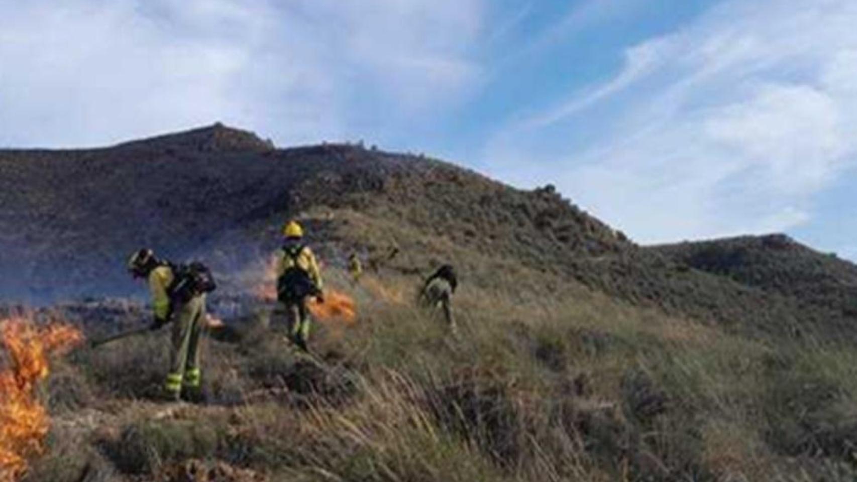Arde la Sierra de Gádor en Almería: el 112 recibe más de 100 avisos por un incendio forestal en Huércal