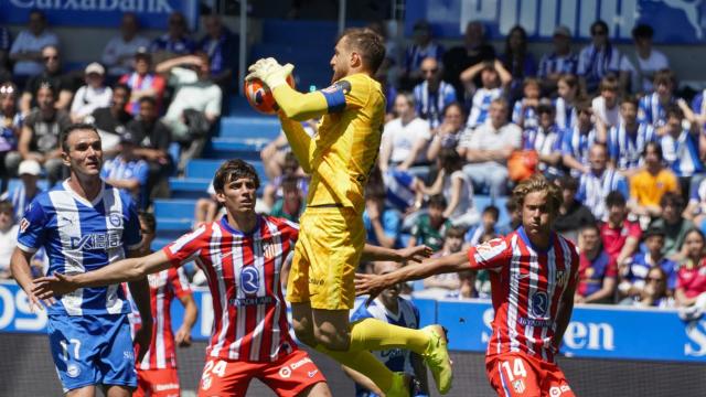 Oblak recoge un balón aéreo frente al Alavés.