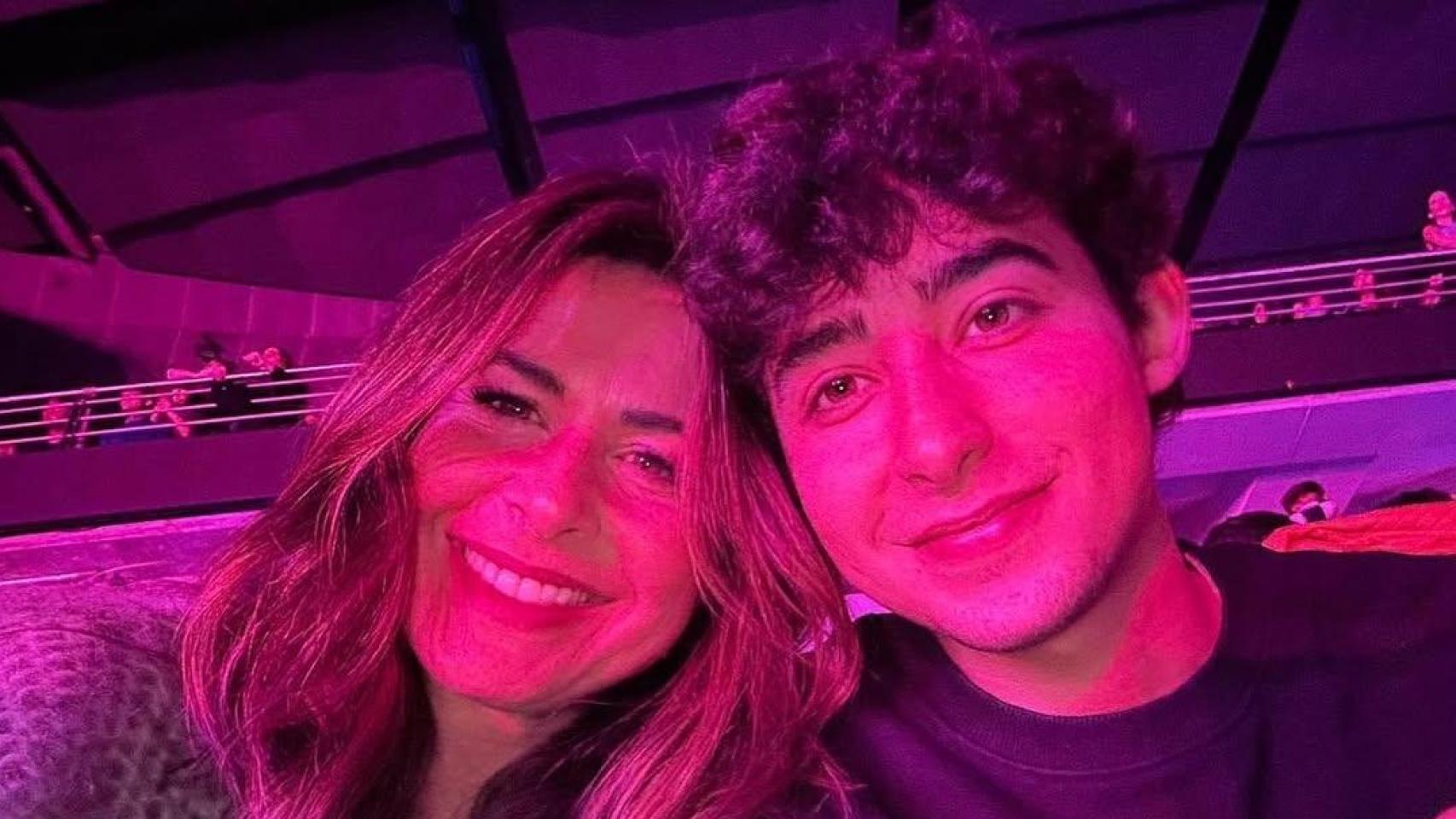 Nuria Roca y su hijo Juan del Val Roca.