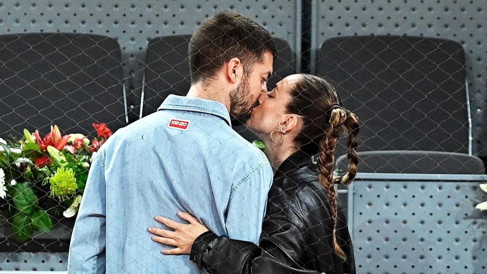 David Broncano y Silvia Alonso, más unidos que nunca: todos los detalles de  su plan de tenis, con beso final incluido