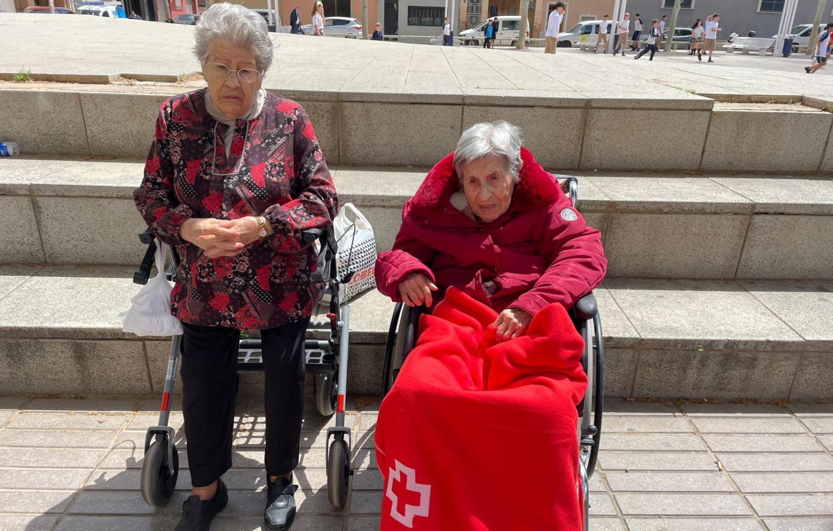 Lola (91) y Amparo (85), dos hermanas con movilidad reducida y alzhéimer, después de ser bajadas en sillas oruga tras 183 días recluidas. EE