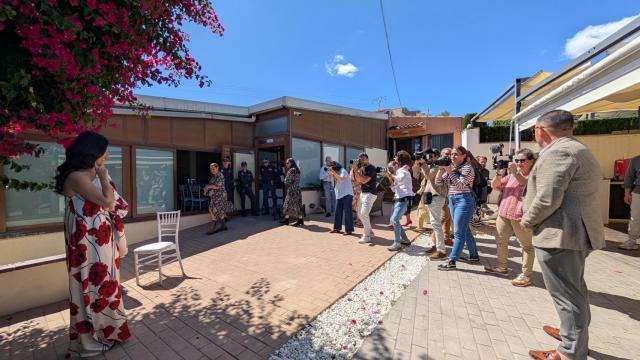 Los fotógrafos buscan la foto de Adriana Vico, la nueva Bellea del Foc.