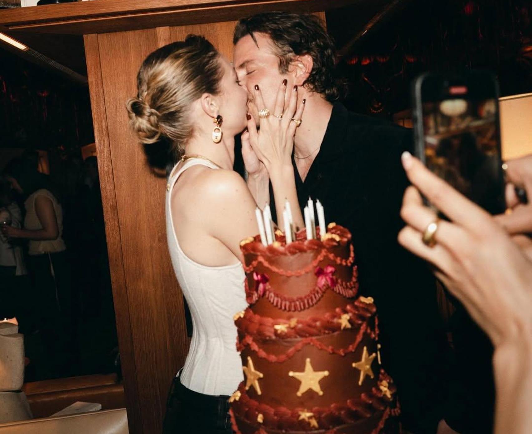 Gigi Hadid y Bradley Cooper formalizan su romance con un beso en Instagram