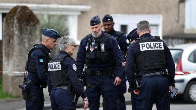 Varios agentes de la policía francesa, en París.