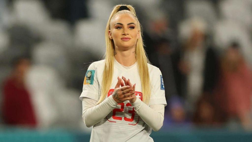 Alisha Lehmann durante un partido con la selección suiza.