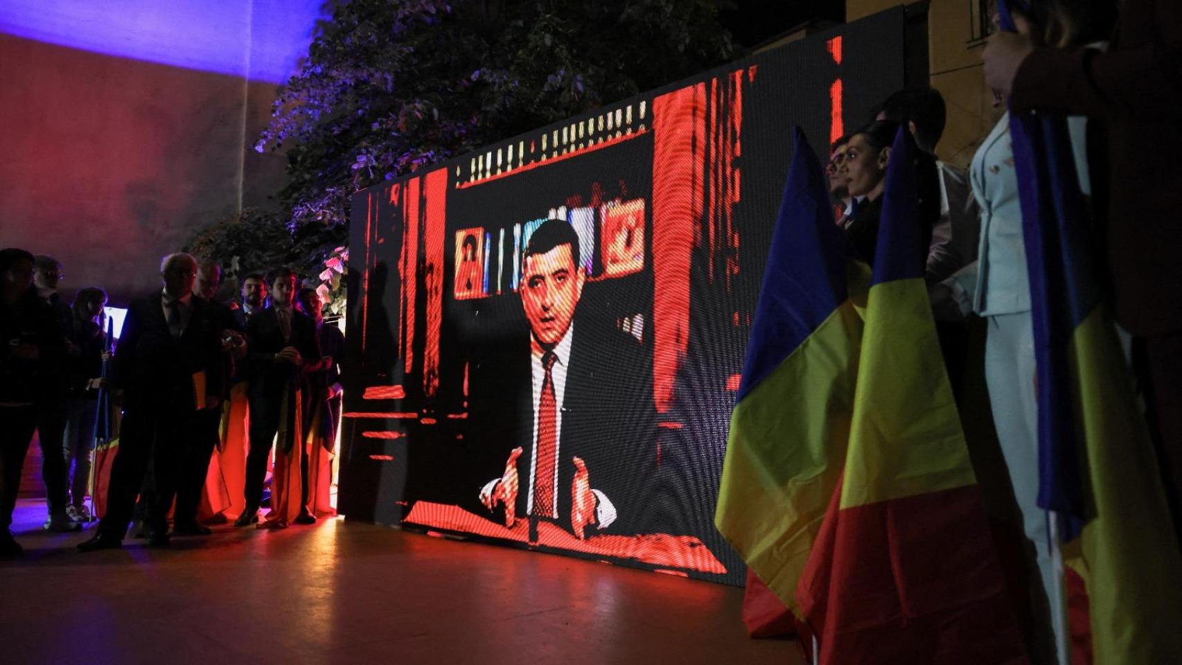 El ultranacionalista Simion gana la primera vuelta de las presidenciales en Rumanía con un 42,3% de los votos