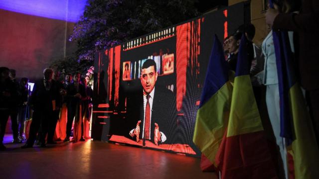 Partidarios observan al líder de la derecha radical Alianza para la Unión de Rumanos (AUR), George Simion.