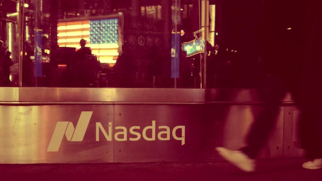 El stand del índice Nasdaq en Times Square, Nueva York