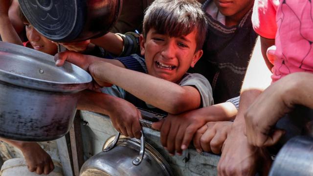 Un niño gazatí llora mientras espera una larga cola para recibir comida en Khan Younis.