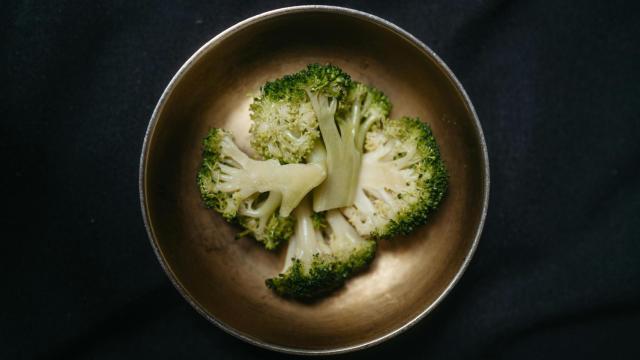 Un plato con brócoli (Imagen de archivo)
