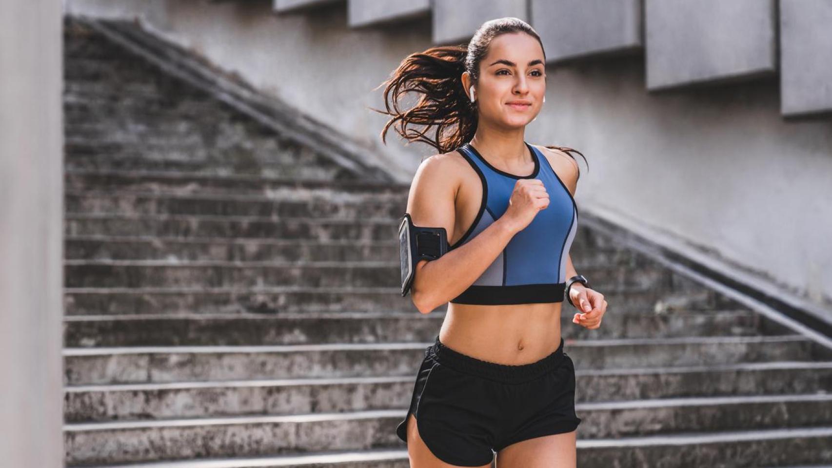 Descubre buenas opciones de peinado para correr cómoda.
