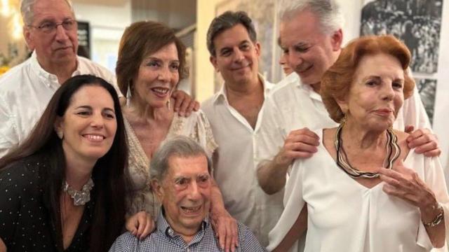 Mario Vargas Llosa con su familia en su último cumpleaños.