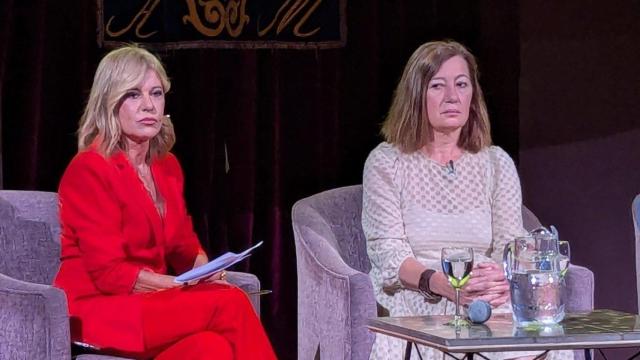 La presidenta del Congreso, Francina Armengol (d), este lunes durante su participación en los desayunos del Ateneo de Madrid.