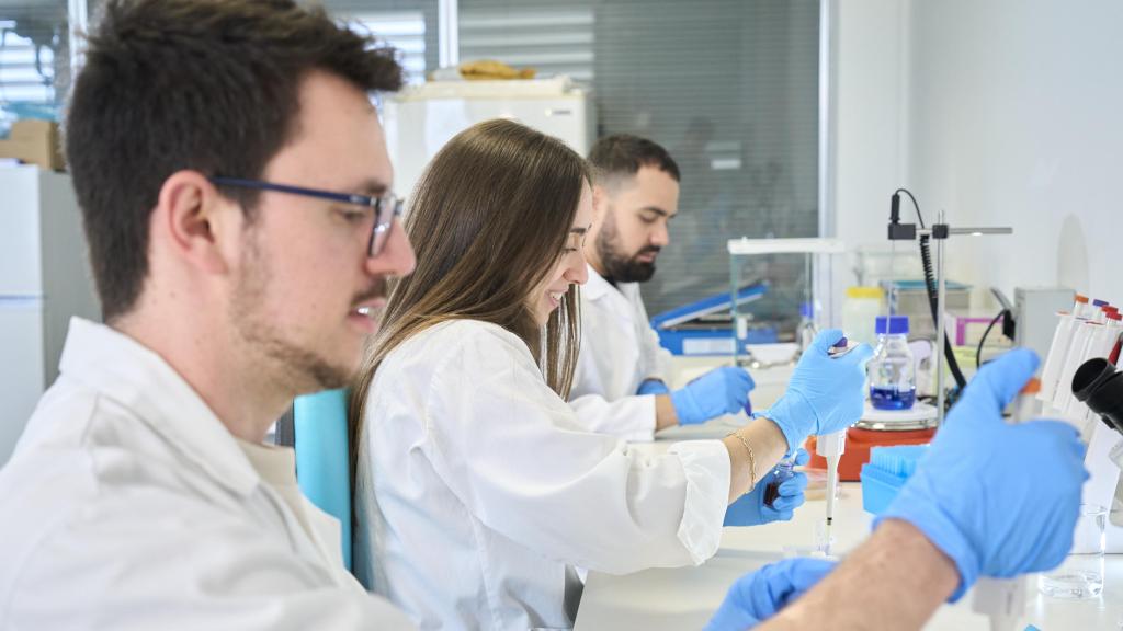 Los cofundadores Luis Chimeno, Pilar Granado y Pablo Sosa en el laboratorio.