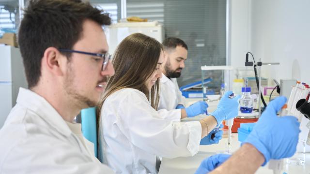 Los cofundadores Luis Chimeno, Pilar Granado y Pablo Sosa en el laboratorio.
