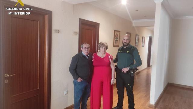 Agente de servicio de la Guardia Civil junto a la mujer auxiliada.
