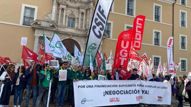 Los sindicatos se concentran frente a la Consejería de Educación