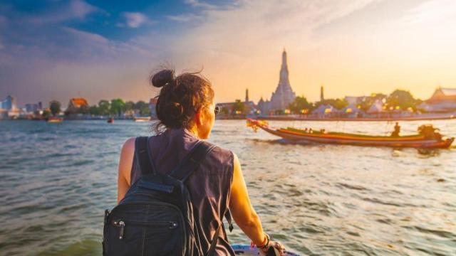 Mujer viajando por Tailandia