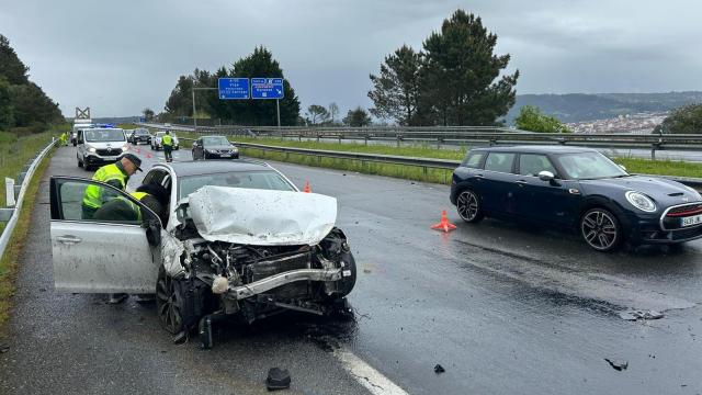 Un vehículo accidentado en la carretera.