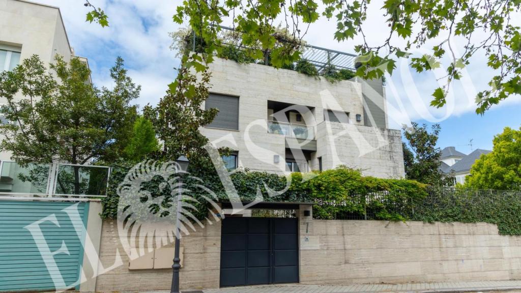 El frente de la casa del futbolista.
