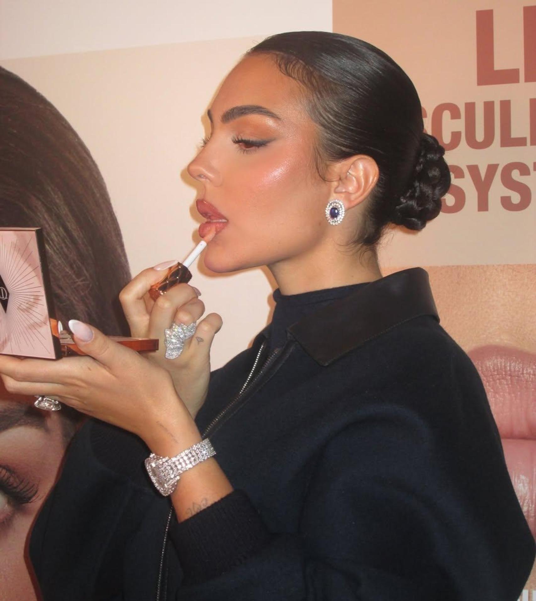 Georgina Rodríguez con un reloj Rolex en su muñeca.