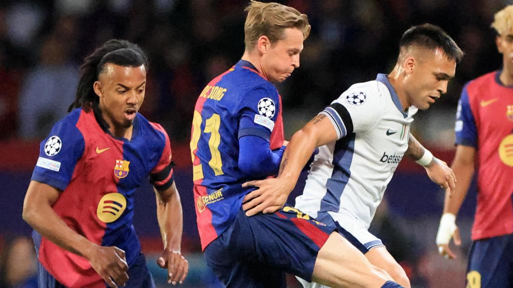 Koundé, De Jong y Lautato Martínez, durante el Barça - Inter de Champions